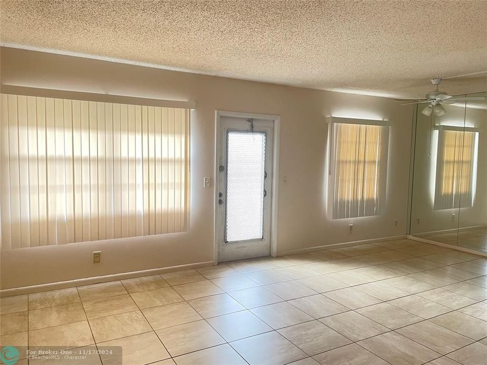 For Rent: $1,600 (2 beds, 1 baths, 861 Square Feet)