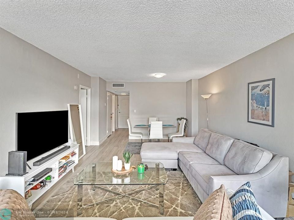 Active With Contract: $229,999 (1 beds, 1 baths, 755 Square Feet)