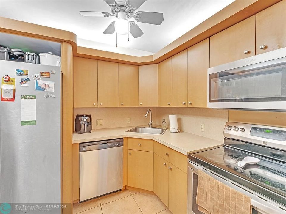 Active With Contract: $229,999 (1 beds, 1 baths, 755 Square Feet)