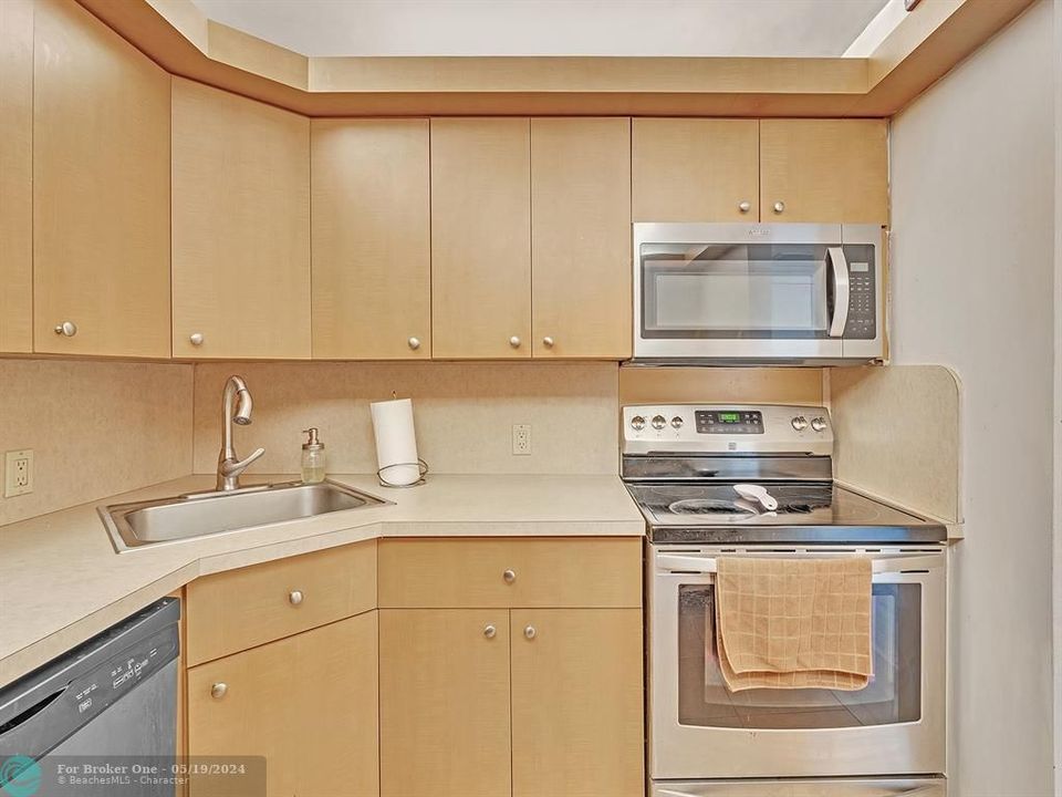For Sale: $232,699 (1 beds, 1 baths, 755 Square Feet)