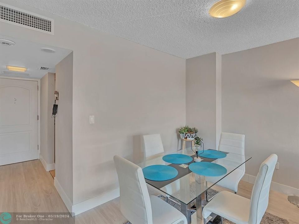 For Sale: $219,999 (1 beds, 1 baths, 755 Square Feet)