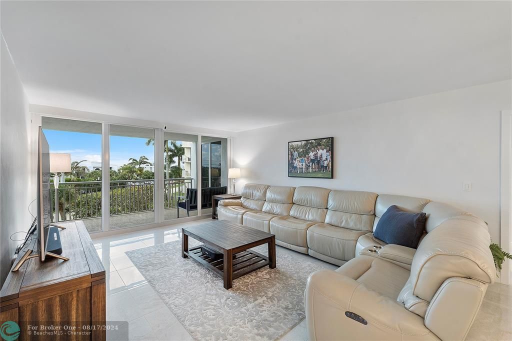 For Sale: $775,000 (2 beds, 2 baths, 1592 Square Feet)