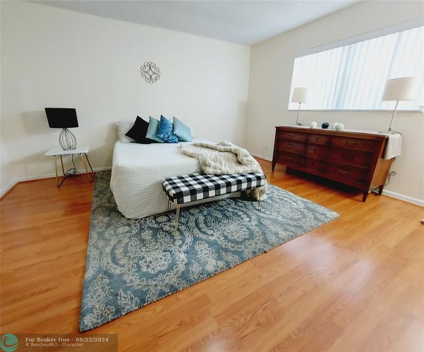 For Sale: $199,995 (1 beds, 1 baths, 960 Square Feet)