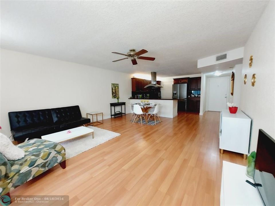 For Sale: $199,995 (1 beds, 1 baths, 960 Square Feet)