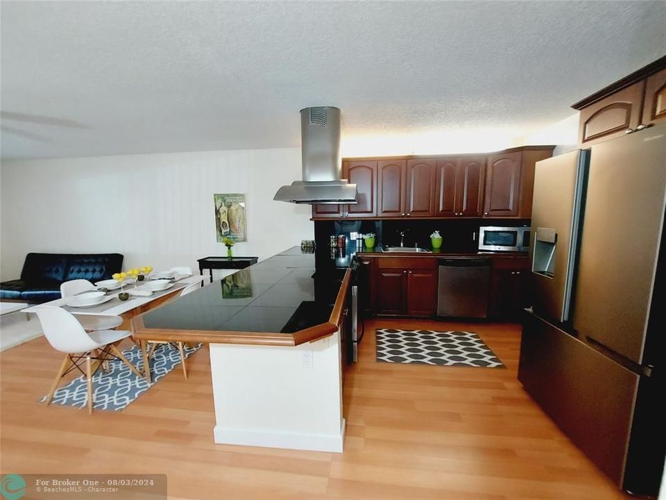 For Sale: $199,995 (1 beds, 1 baths, 960 Square Feet)