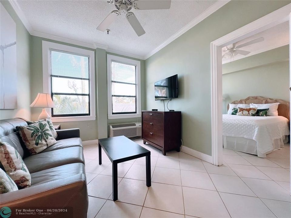 For Sale: $450,000 (1 beds, 1 baths, 389 Square Feet)