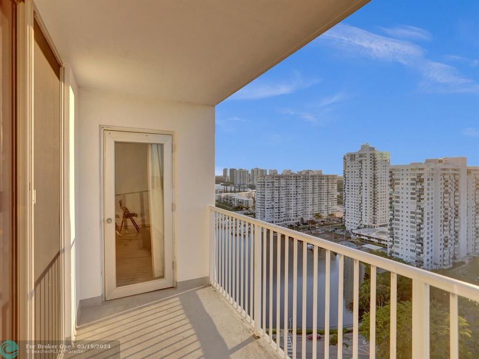 Active With Contract: $229,000 (1 beds, 2 baths, 1066 Square Feet)