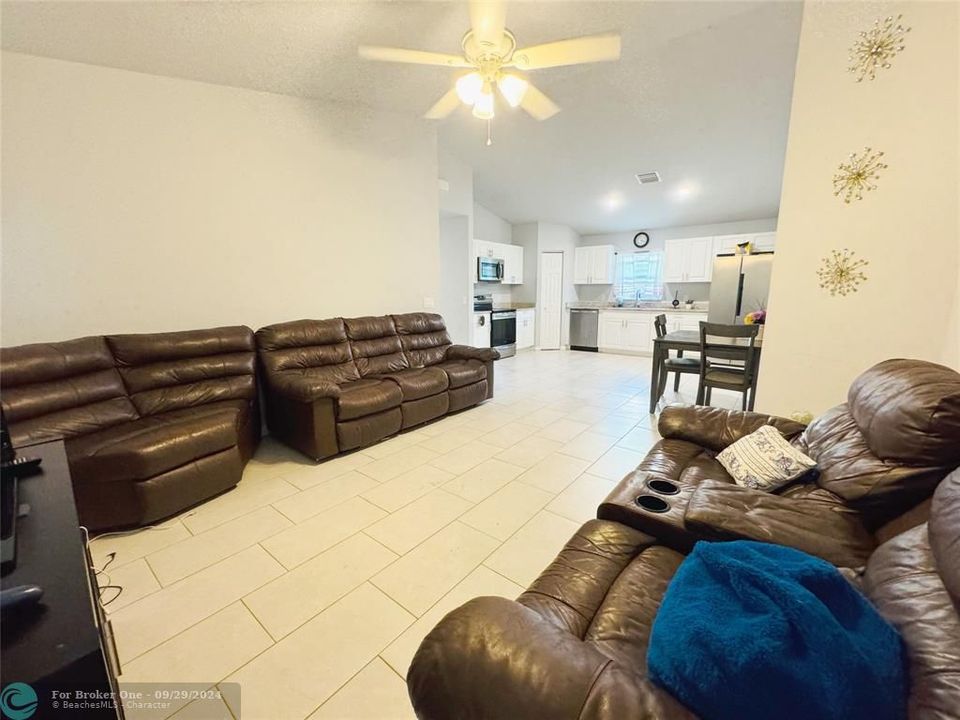 For Sale: $329,999 (3 beds, 2 baths, 1400 Square Feet)