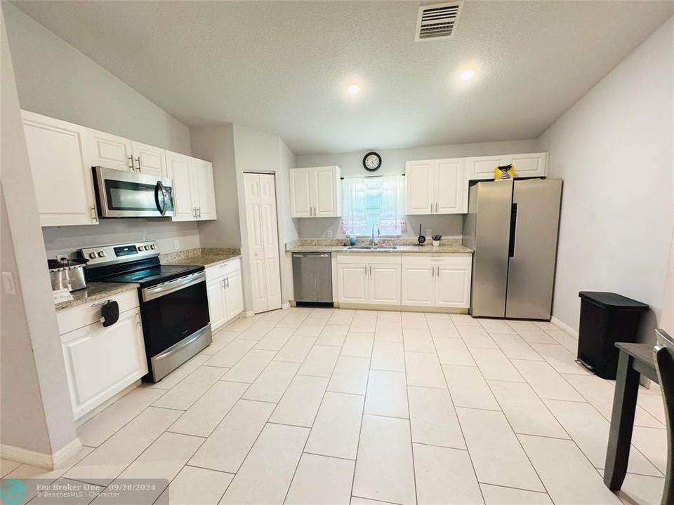 For Sale: $329,999 (3 beds, 2 baths, 1400 Square Feet)