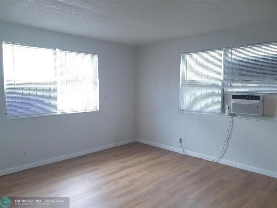 For Sale: $1,375 (1 beds, 1 baths, 450 Square Feet)