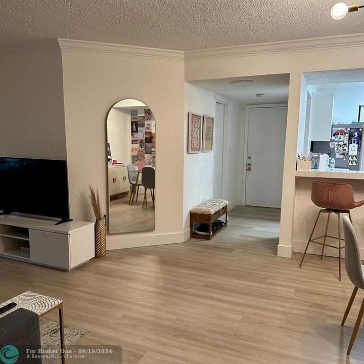 Active With Contract: $2,550 (2 beds, 2 baths, 1050 Square Feet)