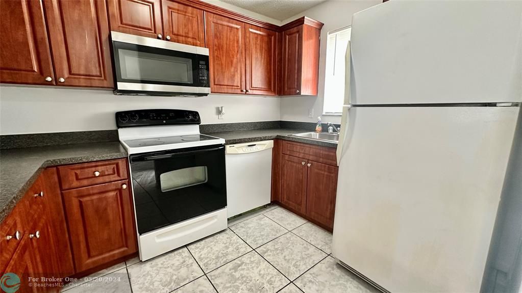 For Sale: $1,900 (2 beds, 2 baths, 900 Square Feet)
