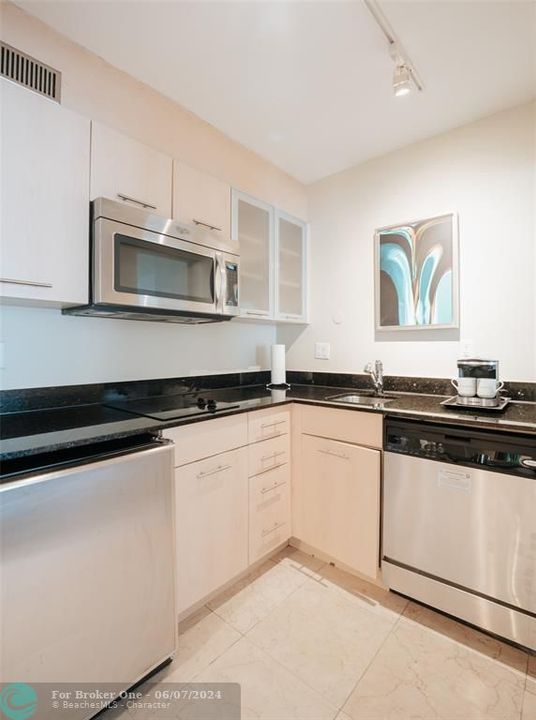 For Sale: $210,000 (1 beds, 1 baths, 617 Square Feet)