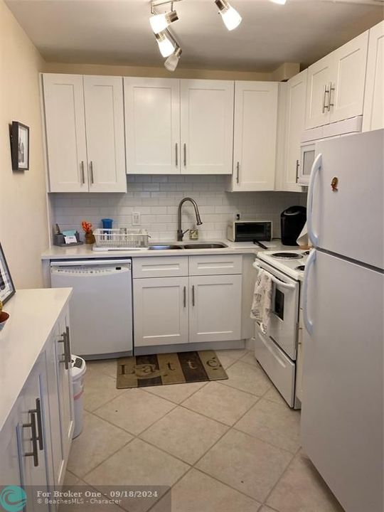 For Rent: $1,800 (2 beds, 1 baths, 850 Square Feet)