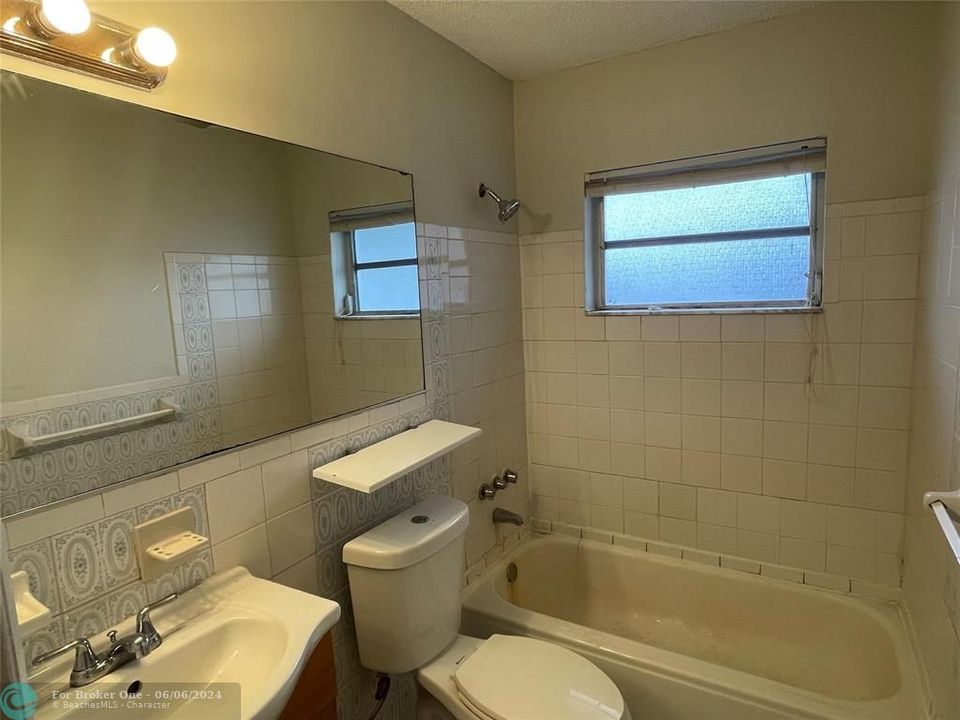 最近售出: $2,700 (3 贝兹, 2 浴室, 1256 平方英尺)