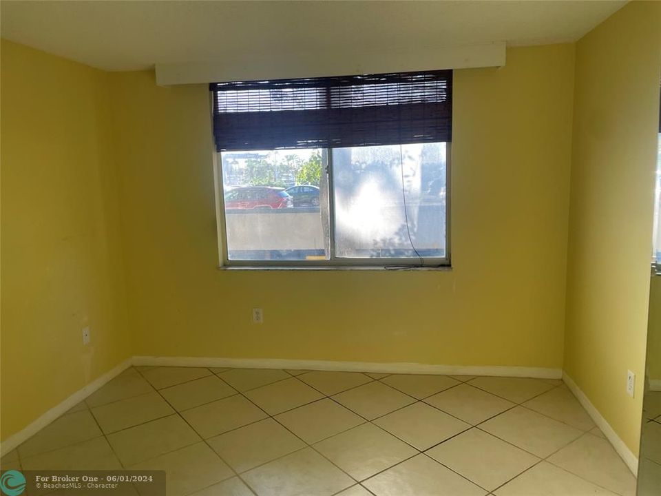 For Sale: $300,000 (2 beds, 2 baths, 899 Square Feet)
