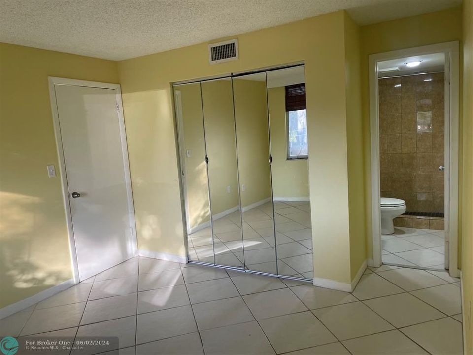 待售: $300,000 (2 贝兹, 2 浴室, 899 平方英尺)