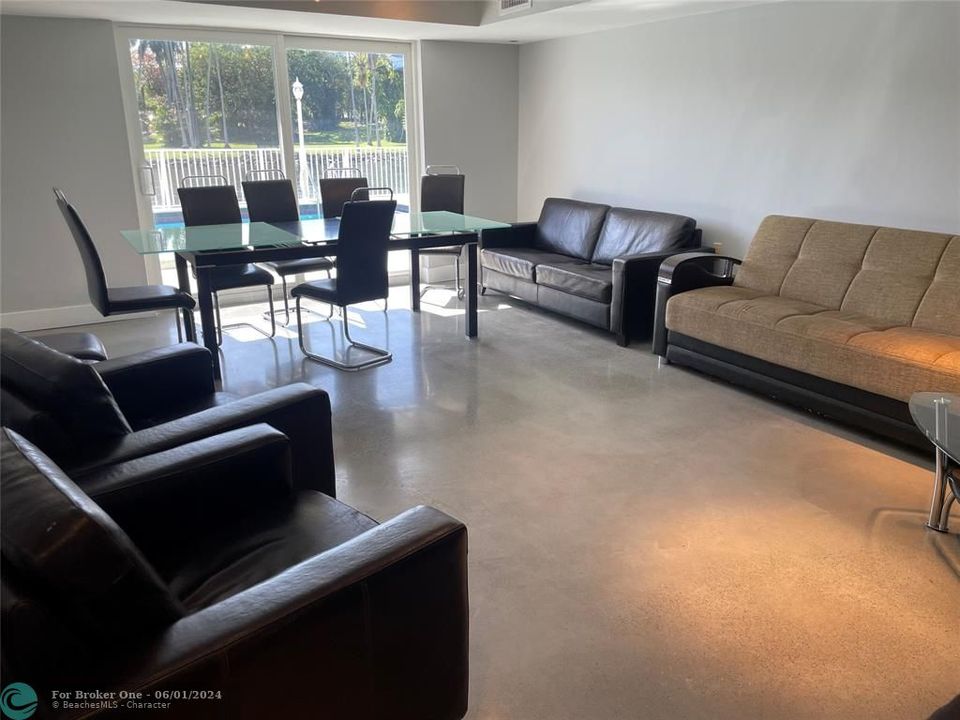 For Sale: $300,000 (2 beds, 2 baths, 899 Square Feet)