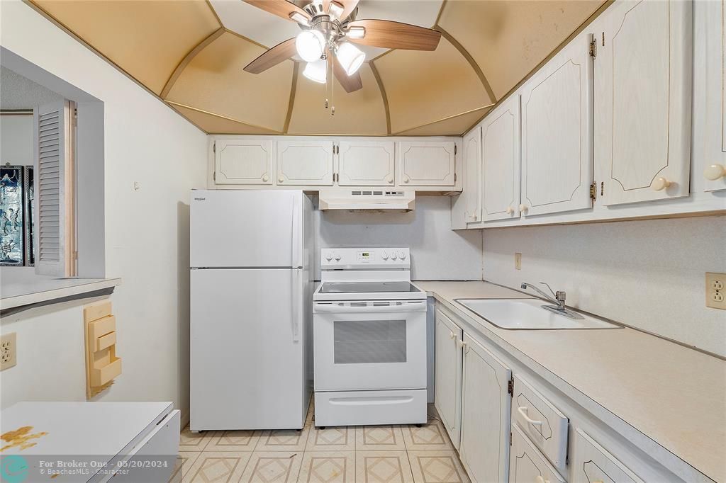For Sale: $109,900 (1 beds, 1 baths, 708 Square Feet)