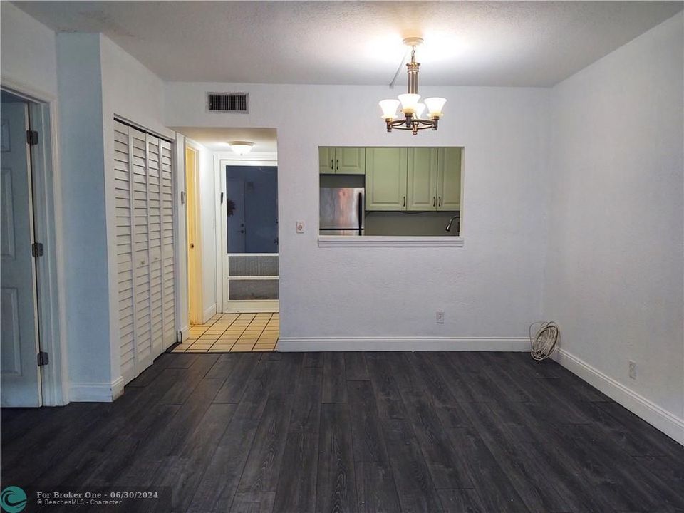 Active With Contract: $1,500 (1 beds, 1 baths, 650 Square Feet)