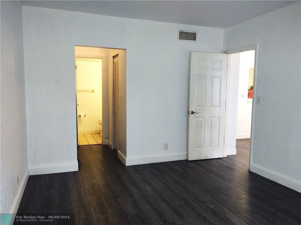 Active With Contract: $1,500 (1 beds, 1 baths, 650 Square Feet)