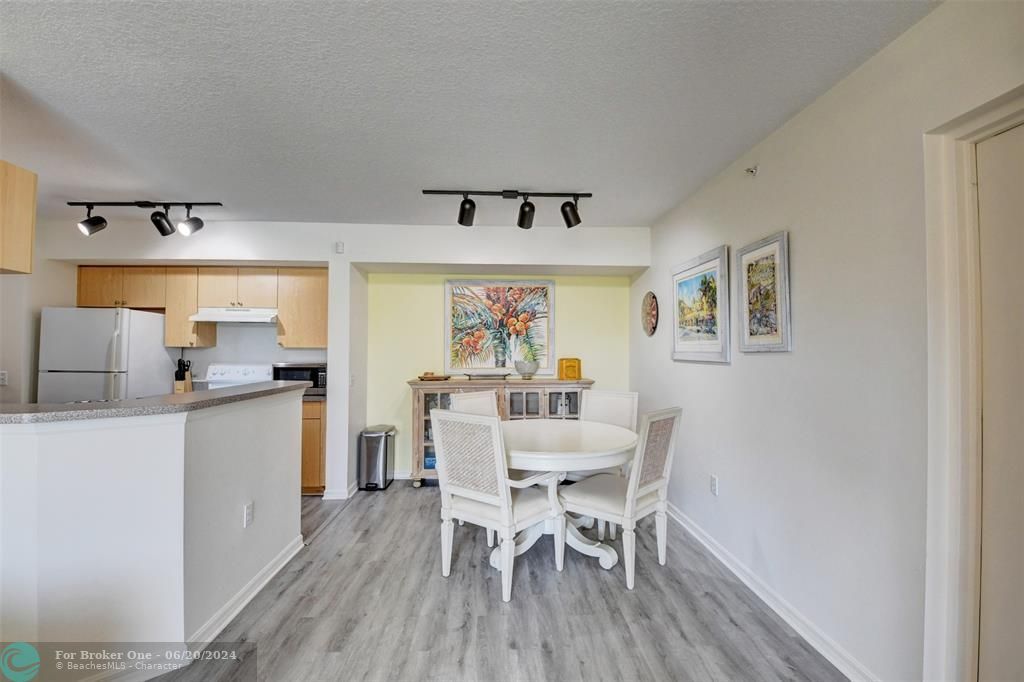 For Rent: $1,900 (1 beds, 1 baths, 793 Square Feet)