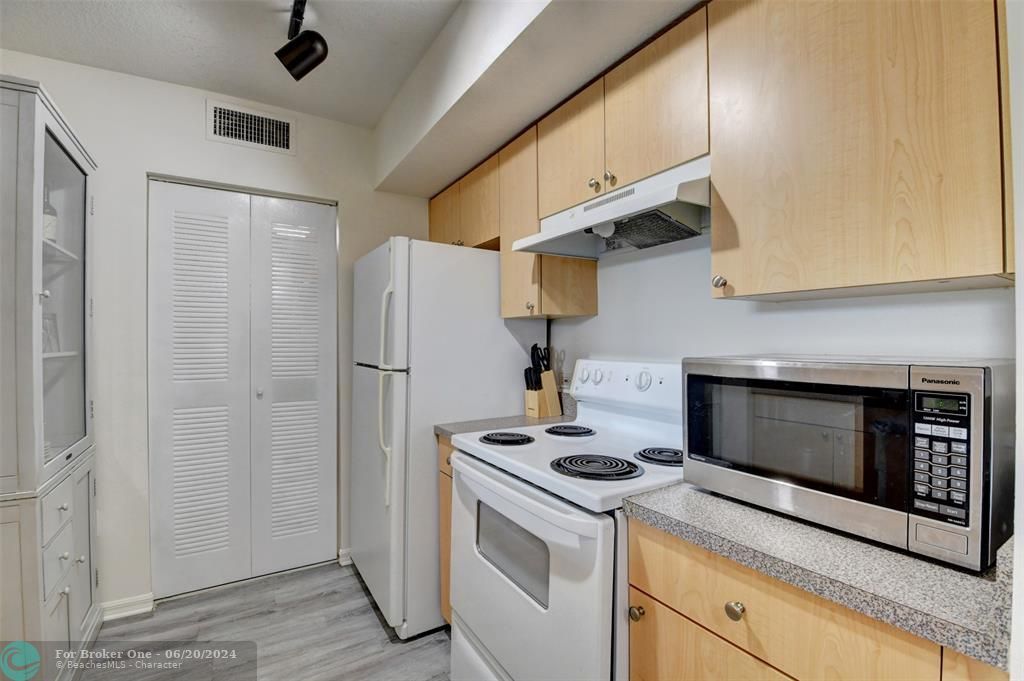 For Rent: $2,200 (1 beds, 1 baths, 793 Square Feet)