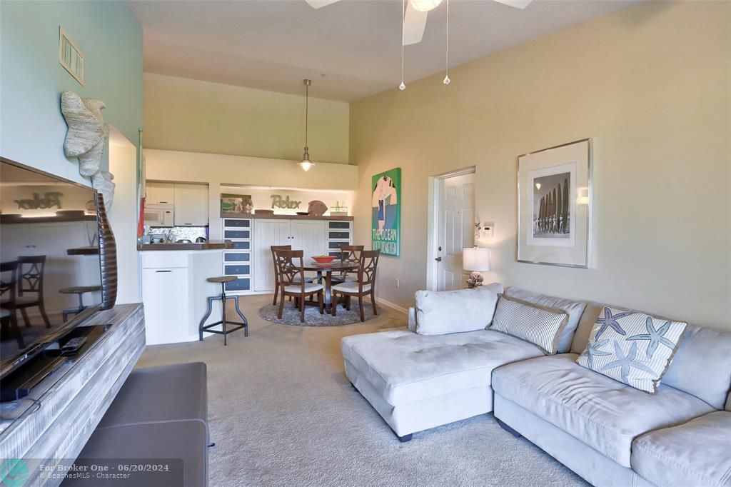 Active With Contract: $1,900 (1 beds, 1 baths, 793 Square Feet)
