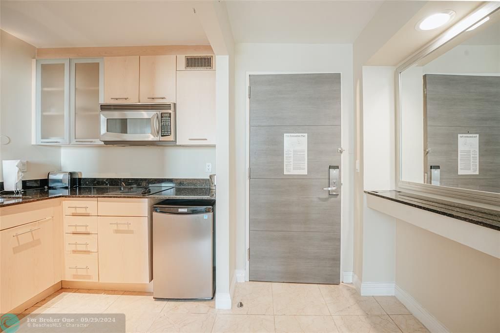 For Sale: $205,000 (1 beds, 1 baths, 548 Square Feet)