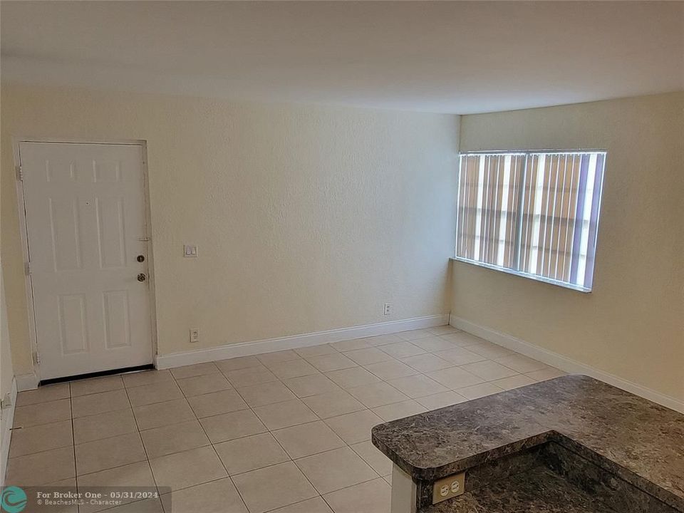 Recently Rented: $1,900 (2 beds, 2 baths, 800 Square Feet)