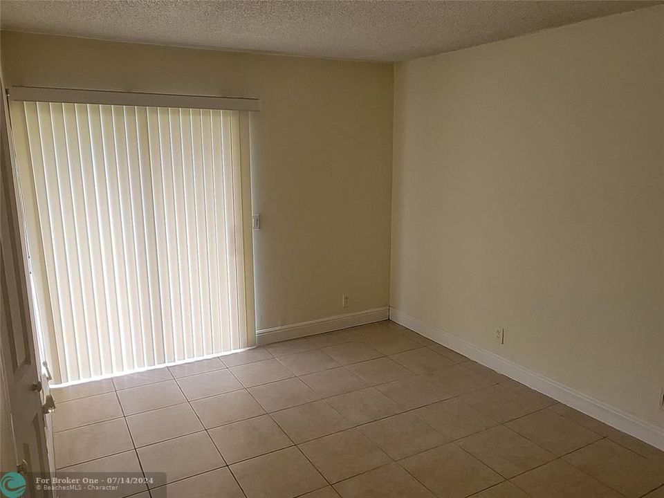 Recently Rented: $1,900 (2 beds, 2 baths, 800 Square Feet)