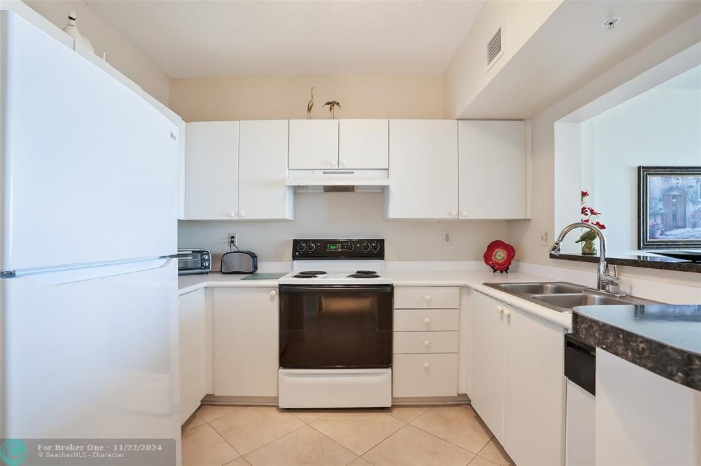 Active With Contract: $359,000 (1 beds, 1 baths, 750 Square Feet)