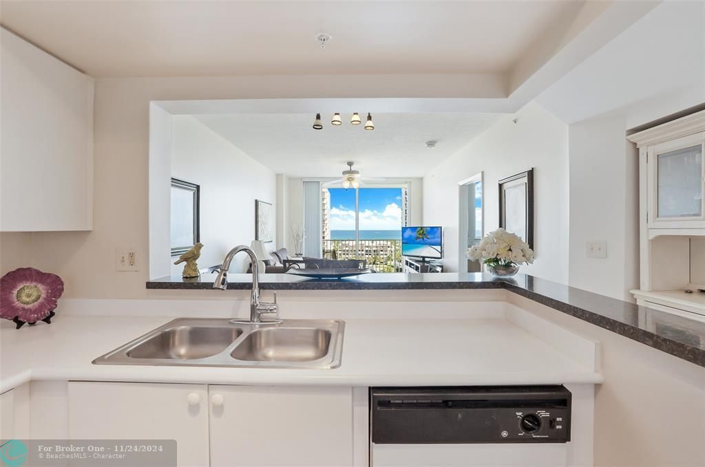 Active With Contract: $359,000 (1 beds, 1 baths, 750 Square Feet)