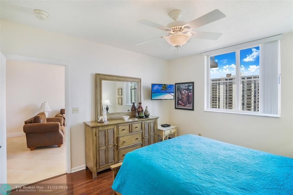 Active With Contract: $359,000 (1 beds, 1 baths, 750 Square Feet)