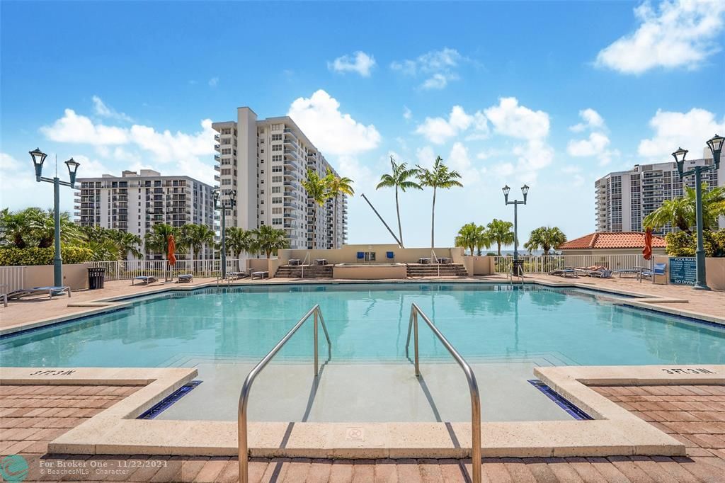 Active With Contract: $359,000 (1 beds, 1 baths, 750 Square Feet)