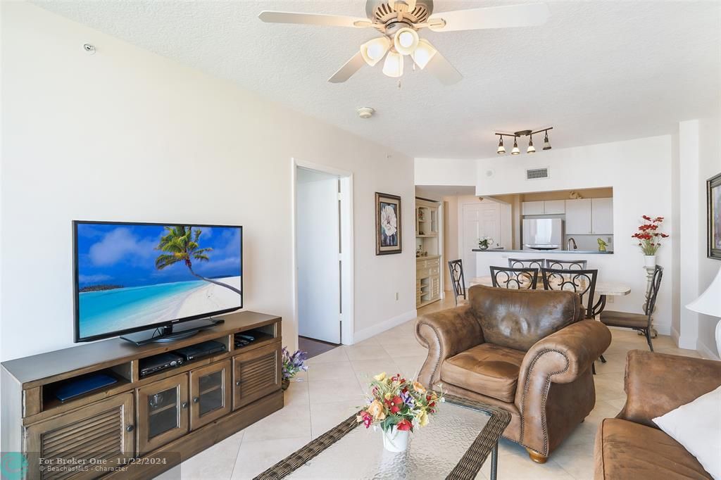 Active With Contract: $359,000 (1 beds, 1 baths, 750 Square Feet)