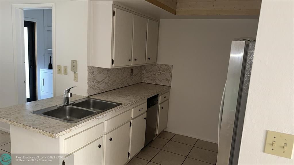 Active With Contract: $1,900 (2 beds, 2 baths, 2029 Square Feet)