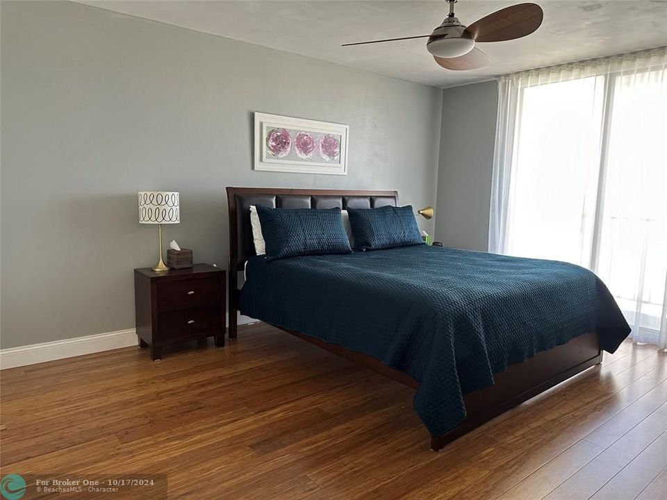 For Sale: $390,000 (1 beds, 1 baths, 950 Square Feet)