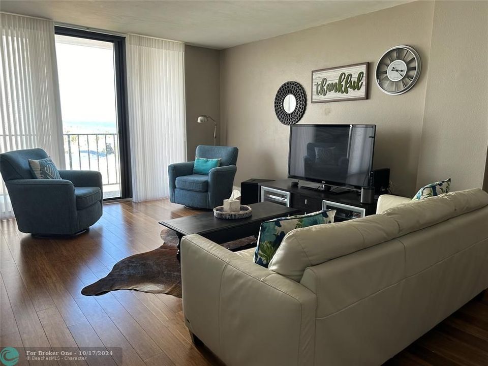 For Sale: $390,000 (1 beds, 1 baths, 950 Square Feet)