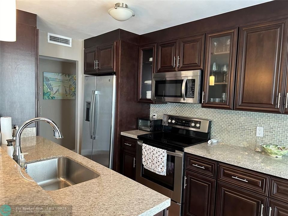 For Sale: $390,000 (1 beds, 1 baths, 950 Square Feet)