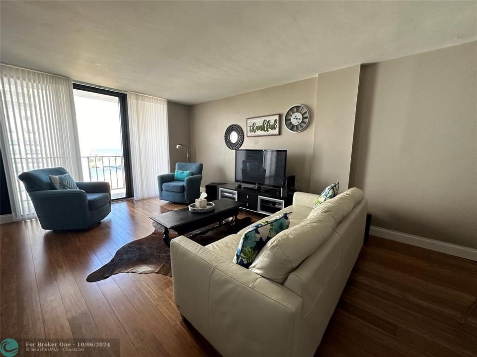 For Sale: $390,000 (1 beds, 1 baths, 950 Square Feet)