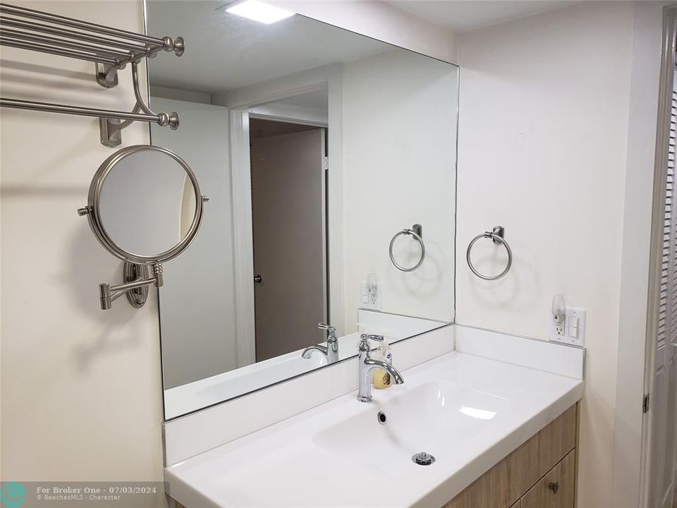 For Sale: $159,999 (1 beds, 1 baths, 840 Square Feet)