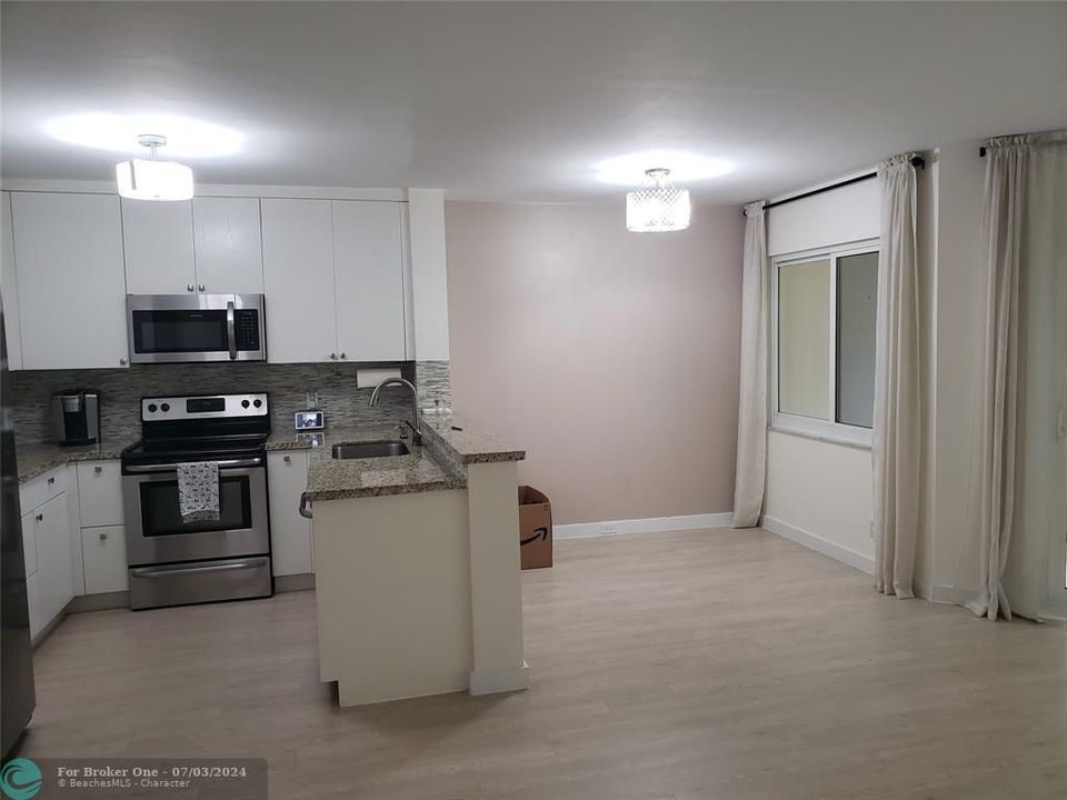 For Sale: $159,999 (1 beds, 1 baths, 840 Square Feet)