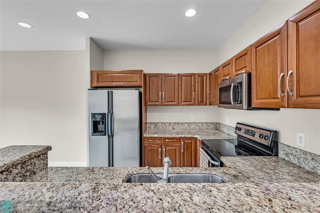 Active With Contract: $3,375 (2 beds, 2 baths, 1374 Square Feet)