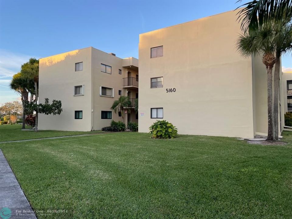 Active With Contract: $230,000 (2 beds, 2 baths, 930 Square Feet)