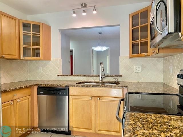 Recently Sold: $395,000 (3 beds, 2 baths, 1474 Square Feet)