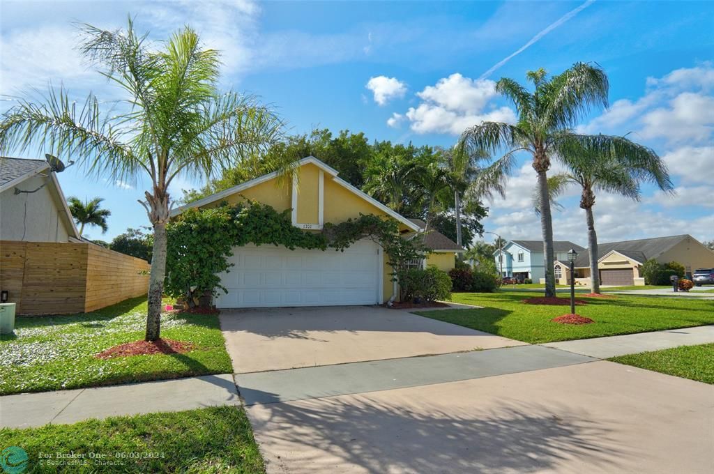 Recently Sold: $450,000 (3 beds, 2 baths, 1298 Square Feet)