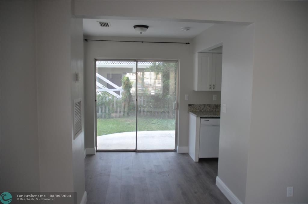 Active With Contract: $1,800 (1 beds, 1 baths, 600 Square Feet)