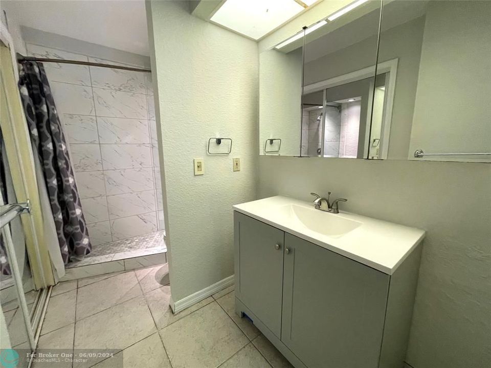 合同活跃: $199,000 (1 贝兹, 1 浴室, 700 平方英尺)