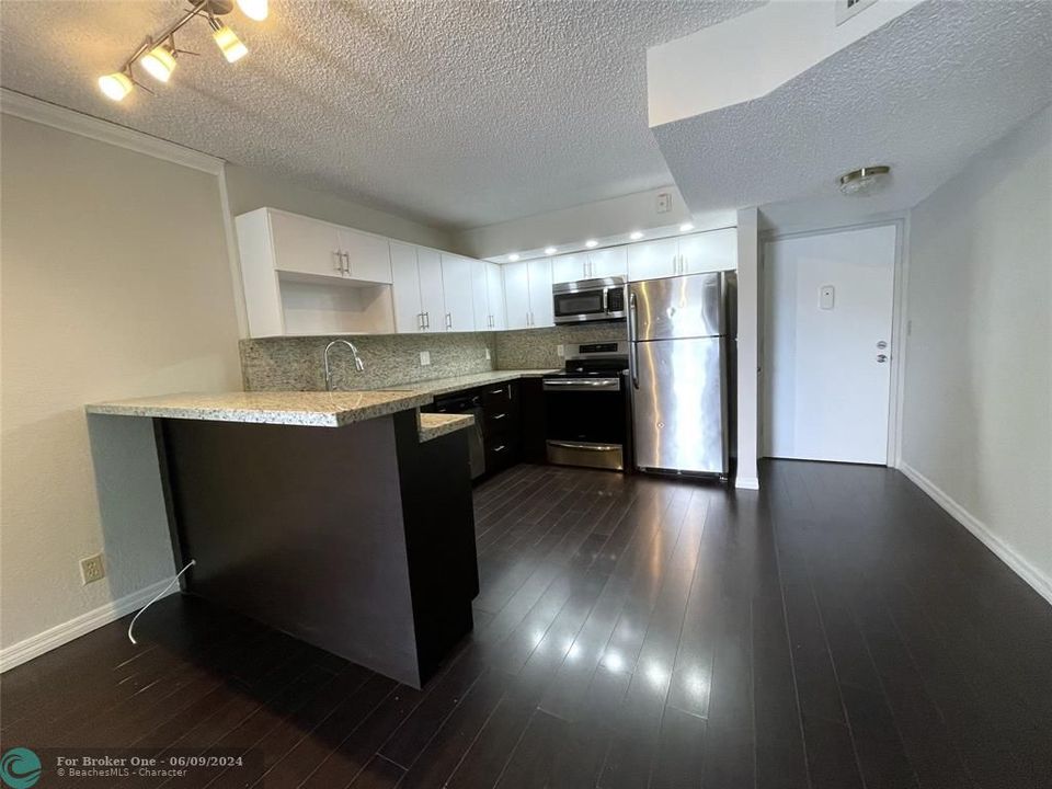 Active With Contract: $199,000 (1 beds, 1 baths, 700 Square Feet)